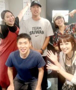 今日のゲストは、台湾の社会人野球トップチームの全越運動棒球隊から、中村道大郎選手が遊びに来てくれました。みんなで1枚!元北九州下関フェニックスのキャプテンで古巣との対決で凱旋帰国されていました。